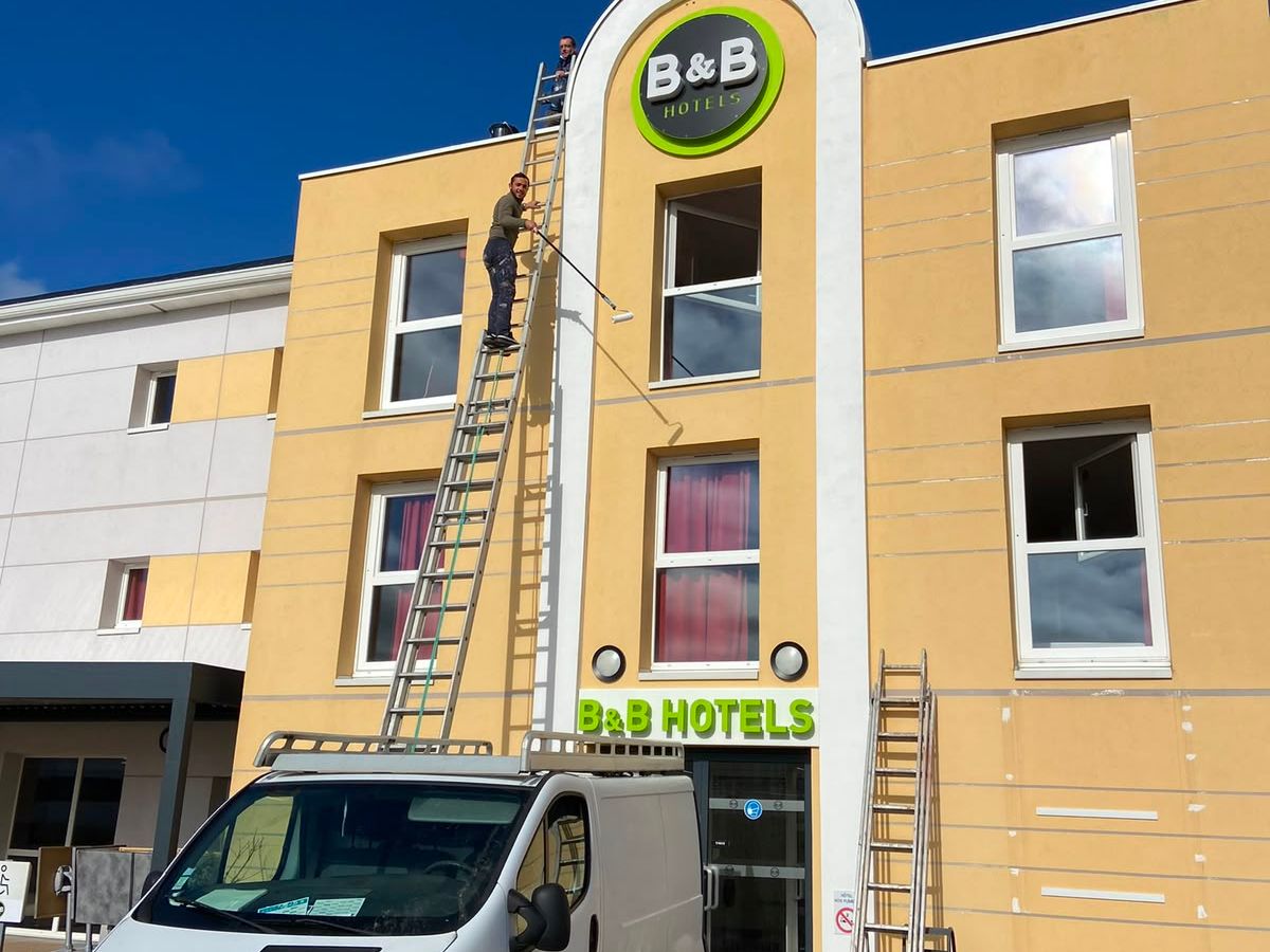 Intervention sur la façade d'un bâtiment professionnel