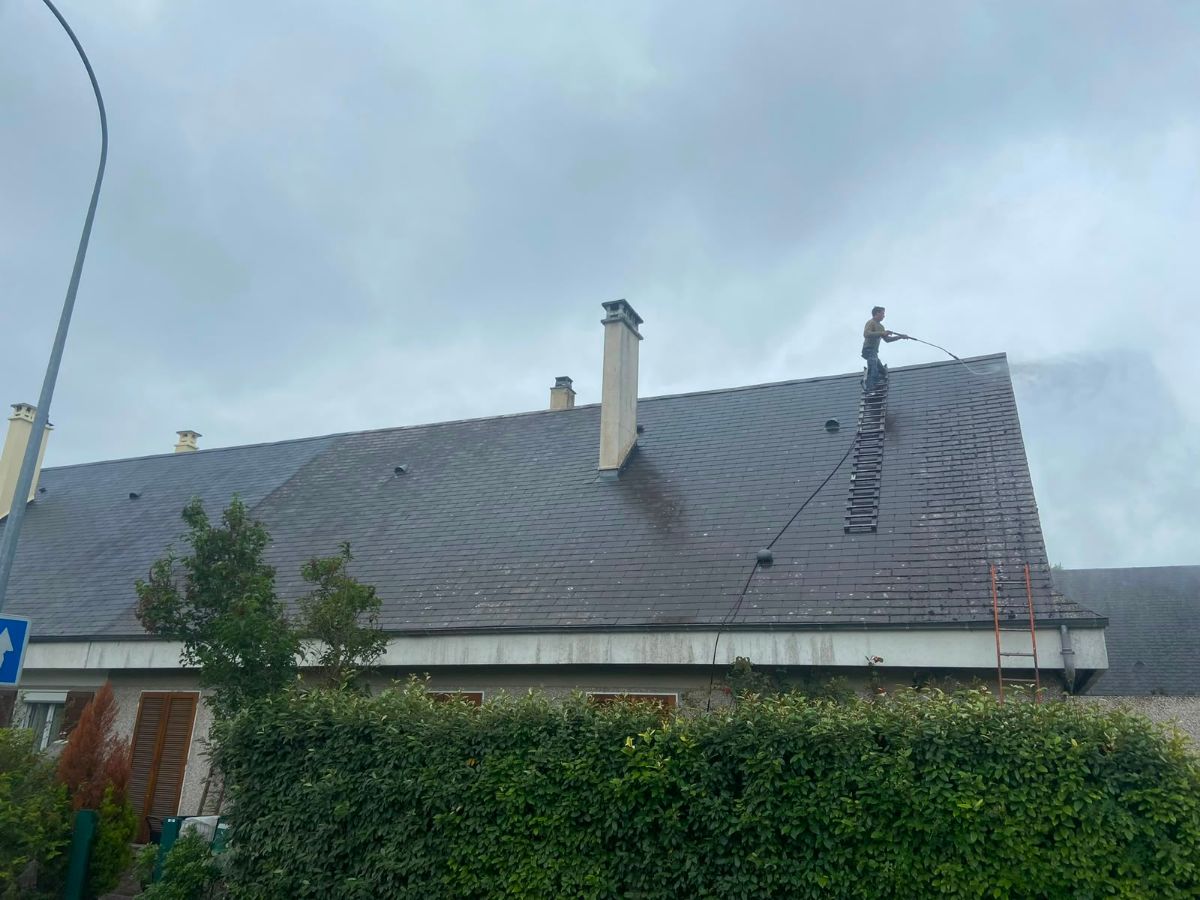 Nettoyage de la toiture en ardoise d'un bâtiment de plain-pied