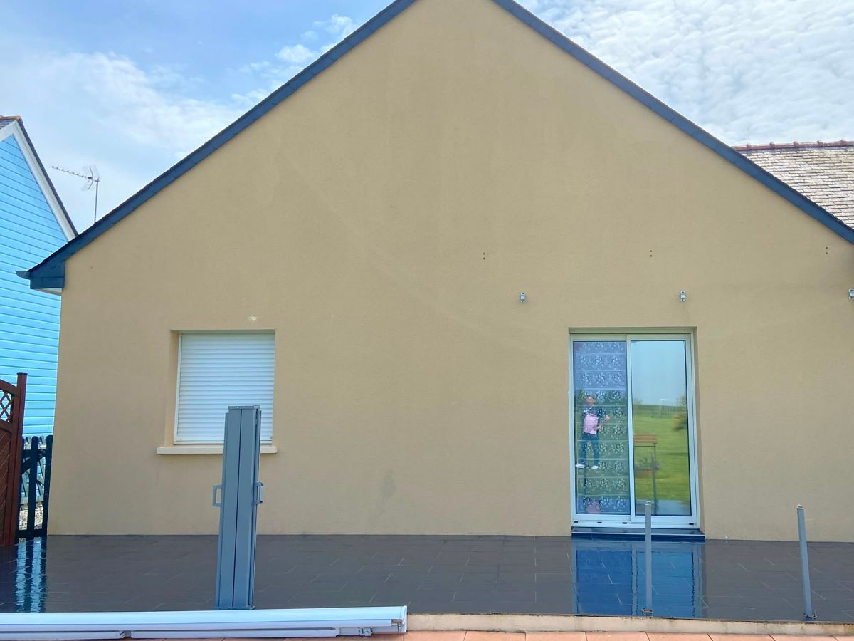 Pignon de maison après nettoyage complet